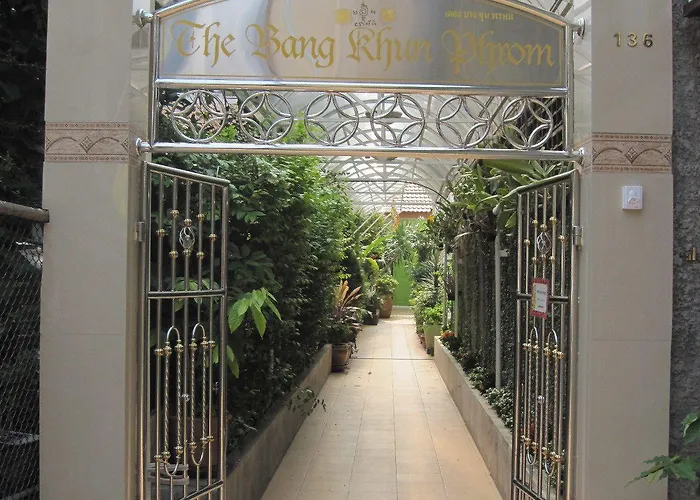 Hotel The Bang Khun Phrom